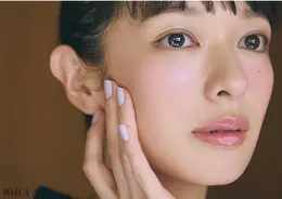 《2》重ねるのはBのくすみ系コーラルチークをチョイス。1で入れたチークの外側とかぶるぐらいから耳前へ、グラデになるようなじませる。