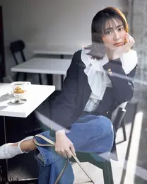 紺ブレを盛り上げる新定番。大胆なフリル襟で大人の可愛げを