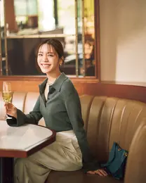 プレッピー感あるポロニットを主役に。 デコルテ見せする着方で女っぽさもキープ