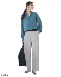 フロントタックで遊びを効かせたパンツならシンプルニットもサマ見え