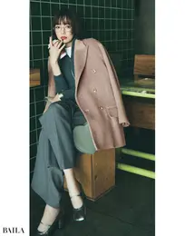 暖房強めの店内では肩かけに。 さっと脱げて温度調節がラク！