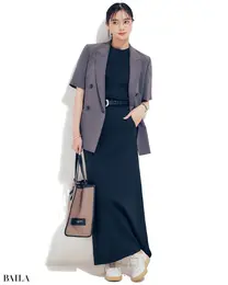 「ジャケットベースの今どき通勤スタイルにはスニーカーでもトレンド感を取り入れてよし！ベージュのガムソールが適度なこなれ感に。」