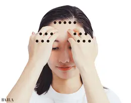 〈右〉の動きをしながら、皺眉筋から上へ上へと少しずつずらし、おでこのキワまで繰り返す。硬い部分は集中的に行っても◎。
