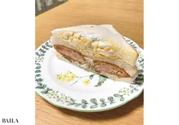 近所のパン屋さんで美味しいサンドイッチを買い、のんびり朝ごはん