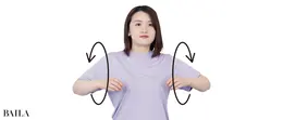 《2》両腕を曲げ、肩を後ろ向きに大きく回す。これを10回繰り返す。肩甲骨がほぐれ、埋まった鎖骨も掘り起こされる。