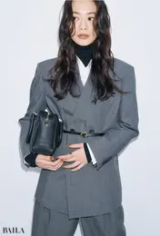  ＂上から巻くだけ＂でハンサムジャケットも女っぽい！