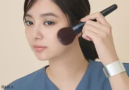 新川優愛　プロセス4　仕上げにピンクニュアンスのフェイスパウダーを