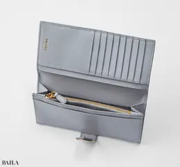 プラダの長財布の中