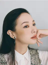 横顔まできれいに見せたい忘年会×ヌーディーベージュチークでリフトアップ