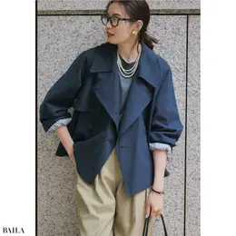 細ゴムを使って袖をまくると ずり落ちず、きれいな抜け感が