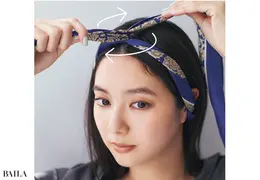 襟足から上に向かって、耳の半分が隠れるようにスカーフを通す。頭頂部でクロスし、そのまま半回転。
