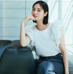 構築的なフリルスリーブが クラス感ある装いを約束