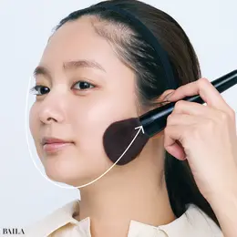 《5》ブラシを使いパウダーをフィスラインにぐるりとオン