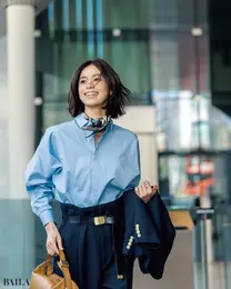 ブルーシャツの通勤コーデ　佐藤晴美