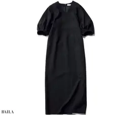 ミニマルなデザインに旬のアクセントをプラス。ワンピース￥26400／ミースロエ