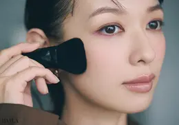 《2》チークBを大きめのブラシで取り、1で入れたチークAよりやや広めに重ねる。チークのアウトラインが曖昧になり、より肌にフィット。血色や陰影を自分のものに。