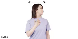 《6》鎖骨の間に手を置き、首から下を動かさないようロック。ゆっくりと真横を向き、目線も横へ。反対側も同様に。