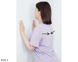 壁に手をついて肩甲骨をぎゅっと寄せてみて！