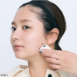 《6》パフでパウダーの境目を なじませシームレスに