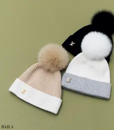 「ルイ・ヴィトン」の「LV SKI」コレクションから登場し話題となった、フォックスファーのポンポンがあしらわれたビーニー。LV イニシャルがリュクスに映える。「これひとつでカジュアルに可愛げとこなれ感をプラス。ソフトなカシミヤが使われ、気持ちまで上質に」（スタイリストI）。