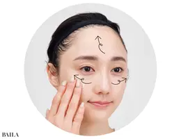 毛穴や凹凸を埋めるように頰からフェイスラインへ