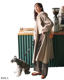 愛犬を連れてのお散歩デートには 可愛げのあるニットフーディが適役