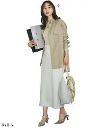 《DAY7》営業中のカフェへプレゼンへ。 シャツを軸にラテカラーでまとめれば好印象確実♪