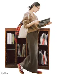 《Day6》オフの日は洗練ワントーンに赤の部分使いでアクセントをプラス。書店巡りをしながらホッとひと息