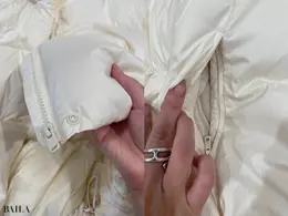 パウダーソフトダウンジャケット／￥9990（ユニクロ）　チャック部分と外ポケット