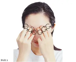 3本の指の腹で皺眉筋のすぐ上をプッシュ。肌から指を離さず、その場で2〜3回小さくグルグル回し、きゅっと引き上げる。