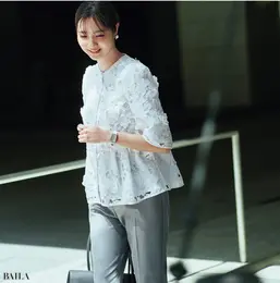 すっきりとしたシルエットが可憐なレースを知的に仕上げる