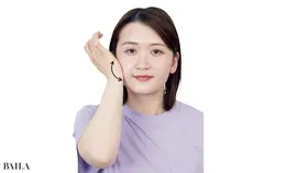 《1》まずは凝りがちな咬筋部分から。手根部でエラ部分に圧をかけながら揺らしこわばりをほぐす。反対も同様に。