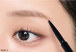 《7》パウダーだけでは足りない部分をペンシルで描き足す