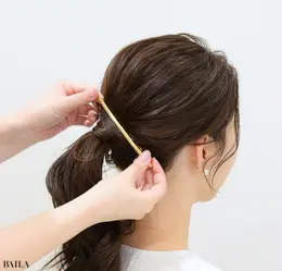 大野みおさん 結んだところの少し上に、ヘアアクセサリーをつけます。