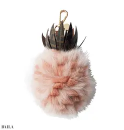 ミンクファーのパイナップル形チャームは、ダイナミックな手のひらサイズ。シンプルバッグの盛り上げ役にぴったり。￥162800（予定価格）／フェンディ ジャパン（フェンディ）