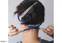 再び両端を首の後ろに持ってきて固結びに。頭の全周より余裕のある、長めの縦長タイプが狙いめ。