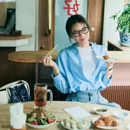 《Day11》転職祝いに先輩がおごってくれることに。 インに仕込んだカットソーをのぞかせて 餃子を食べてウーロンハイで乾杯！