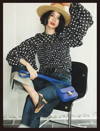 大人の甘さは「シアーブラウス」で