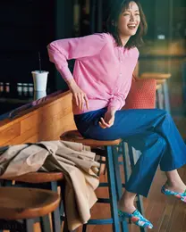 透け素材×きれい色のニットにデニムで親近感を【BAILA今日のコーデ】