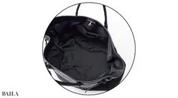 内側は布張りでポケットが１つ