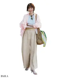 ピンクのシャツをラフに羽織ってこなれカジュアル【BAILA今日のコーデ】