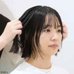 大城琴里さん 表面の髪全体に、手に残ったスタイリング剤が行き渡るよう、ざっくりと手櫛を通してつけていきます。