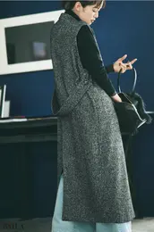 いつものタートル×デニムを 着流しジレでモダンにアップデート