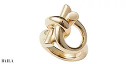 ボリュームあるノットが指先をエレガントに見せる