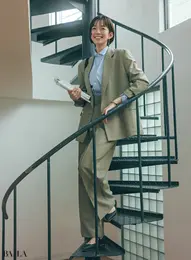 《Day10》一般の方をお呼びしてのモニター会。セットアップに知的なブルーのシャツを仕込んで、きちんと感を前面に