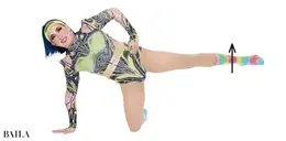 《2》伸ばした脚を床と平行になるまで上げる