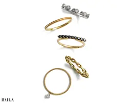 リング（上から）（WG×DIA）￥231000／ホワイトオフィス（ジジ）・（YG）￥91300／ビズーカスタマーサポート（ビズー）・（YG×ブラックダイヤモンド）￥139700／ヴァンドーム青山本店（ヴァンドーム青山）・（YG）￥11 5500・（YG×DIA）￥107800／ホワイトオフィス（ジジ