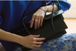 DIORのジュエリーと佐藤晴美の手もと