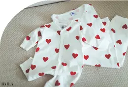 《出産祝いに》PETIT BATEAUのハートプリント長袖パジャマとロンパース