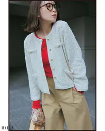 ほっこり感回避に効くのは赤。ニットジャケットこそ都会的に